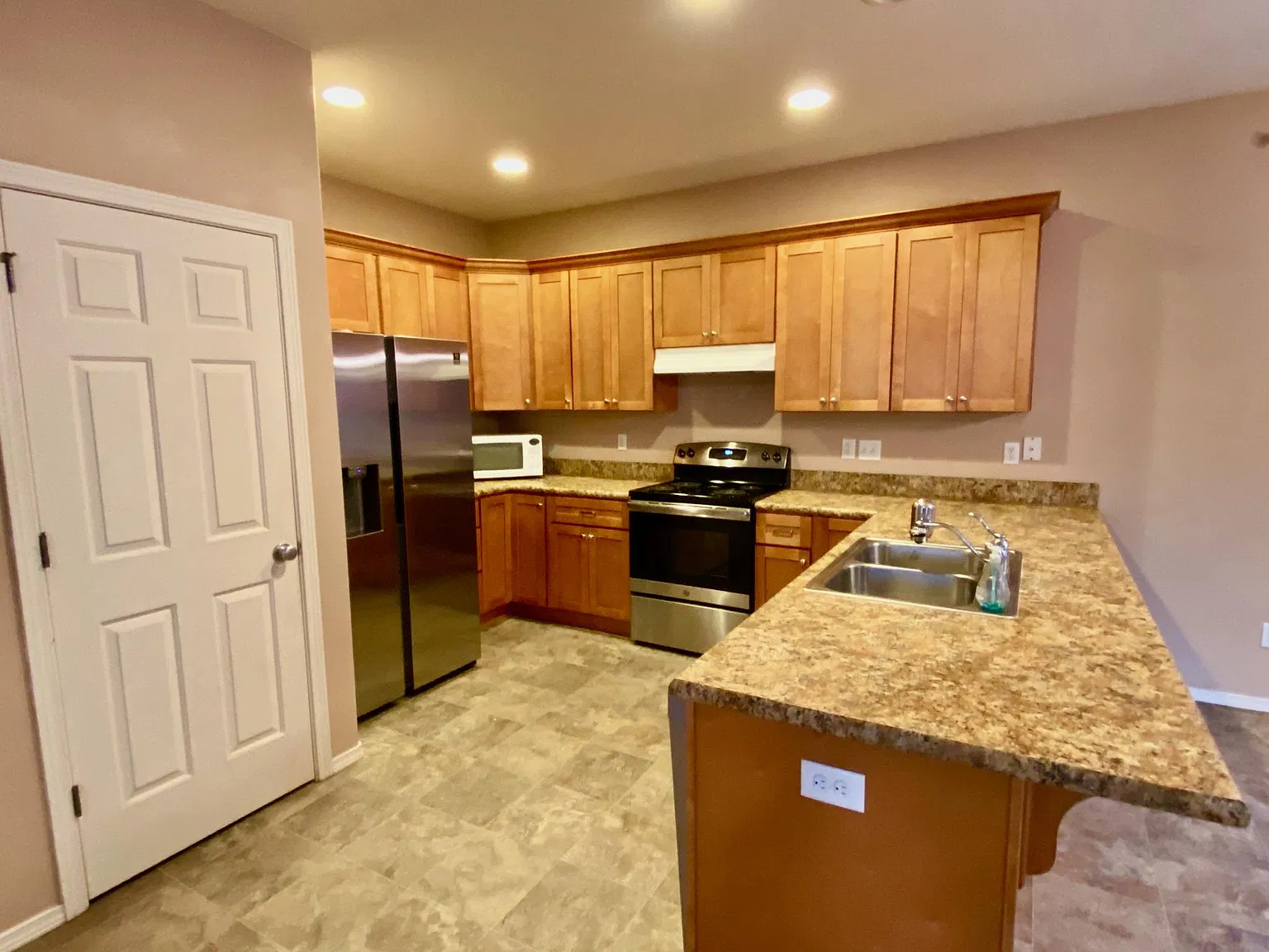 3 bed, 2.5 bath, 2093 sqft, $2,850 — Photo 2