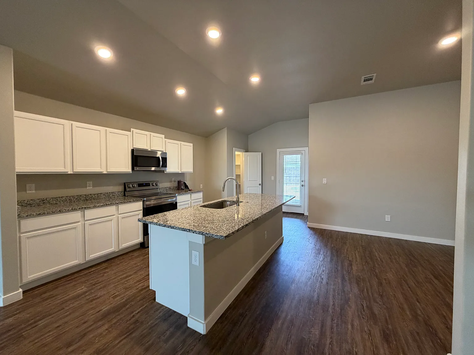 3 bed, 1552 sqft, $1,800 — Photo 1