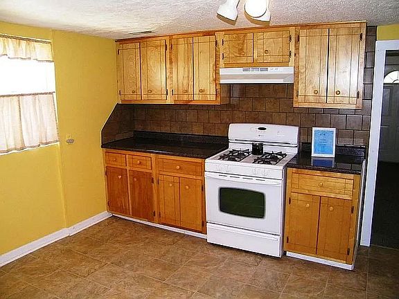 2nd image of 715 E Division St