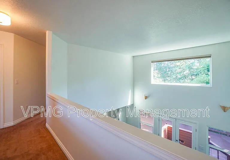 552 E 5th St — Photo 31