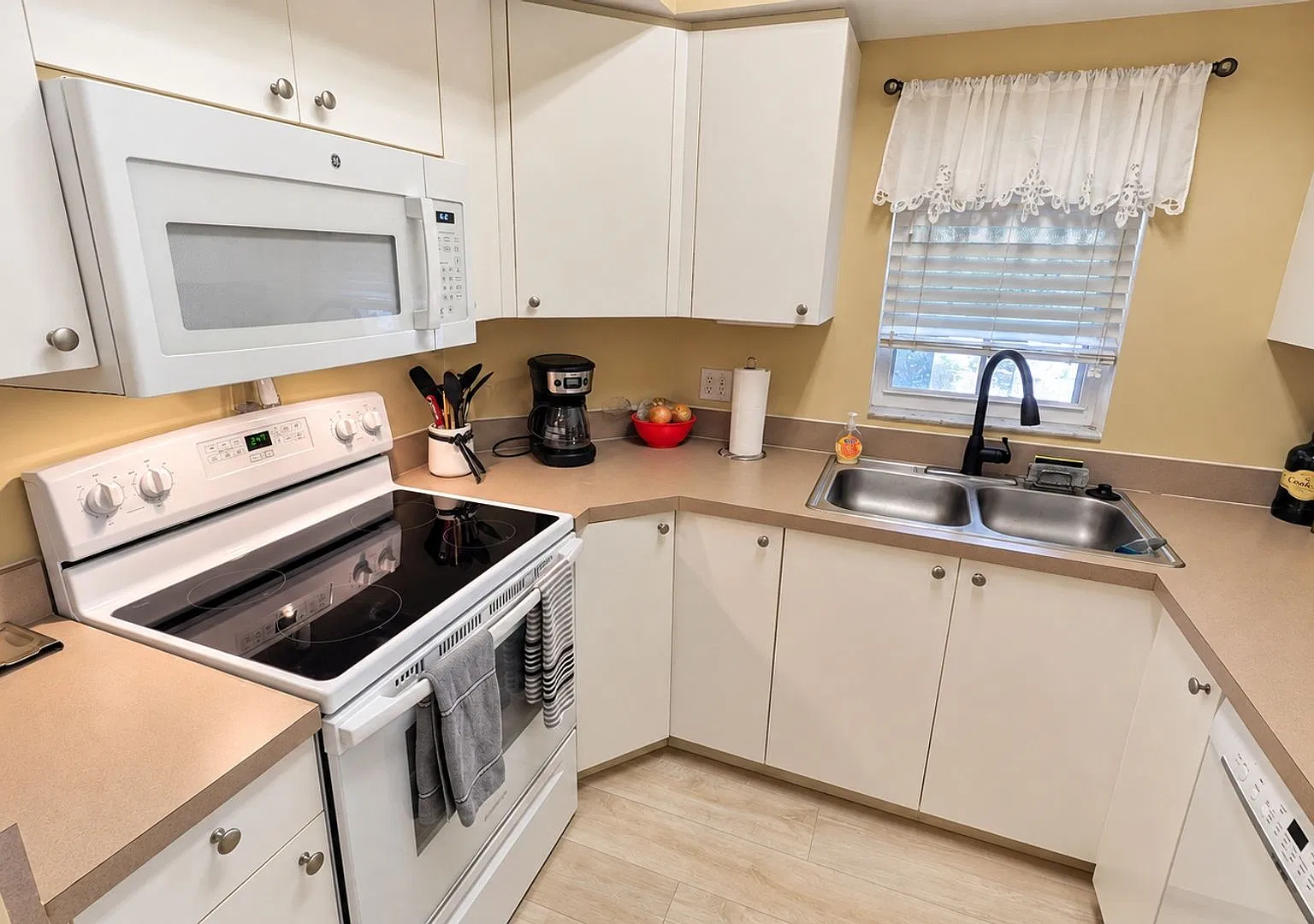 Annual turnkey furnished 2/2 ground floor unit in gated Plaza De Flores in Palmer Ranch. — Photo 4