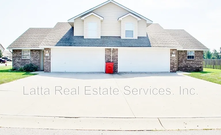 1031 NW Willow Dr — Photo 1
