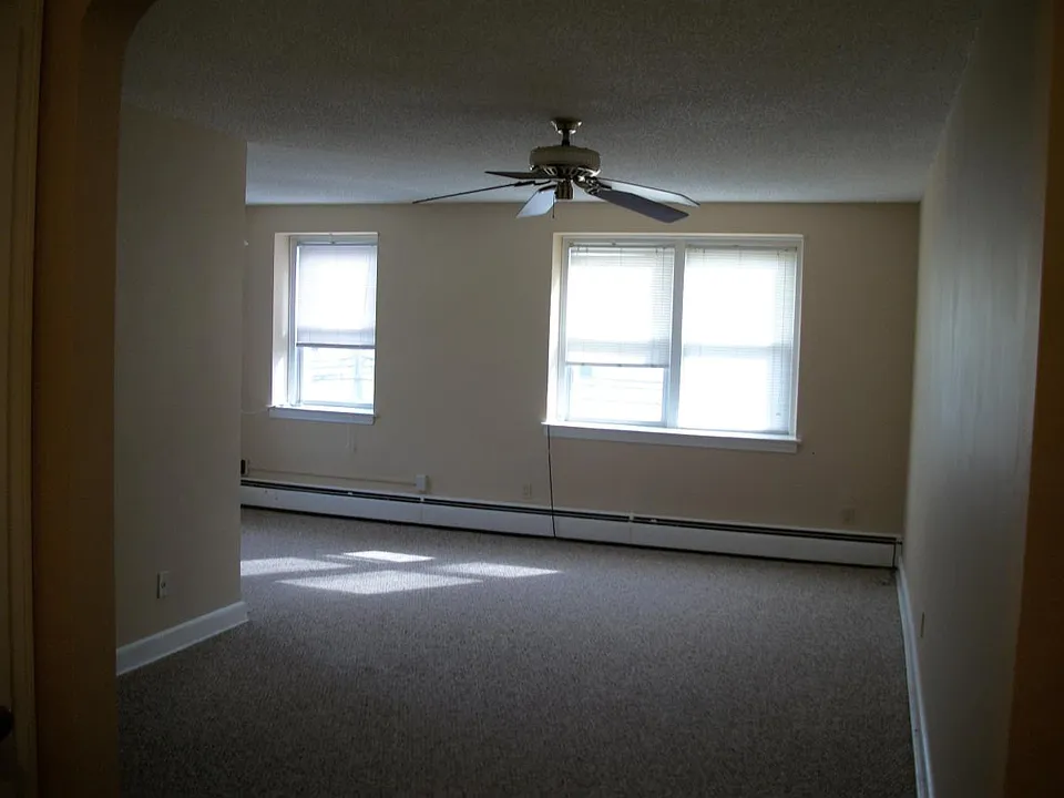 Livingroom w/ceiling fan