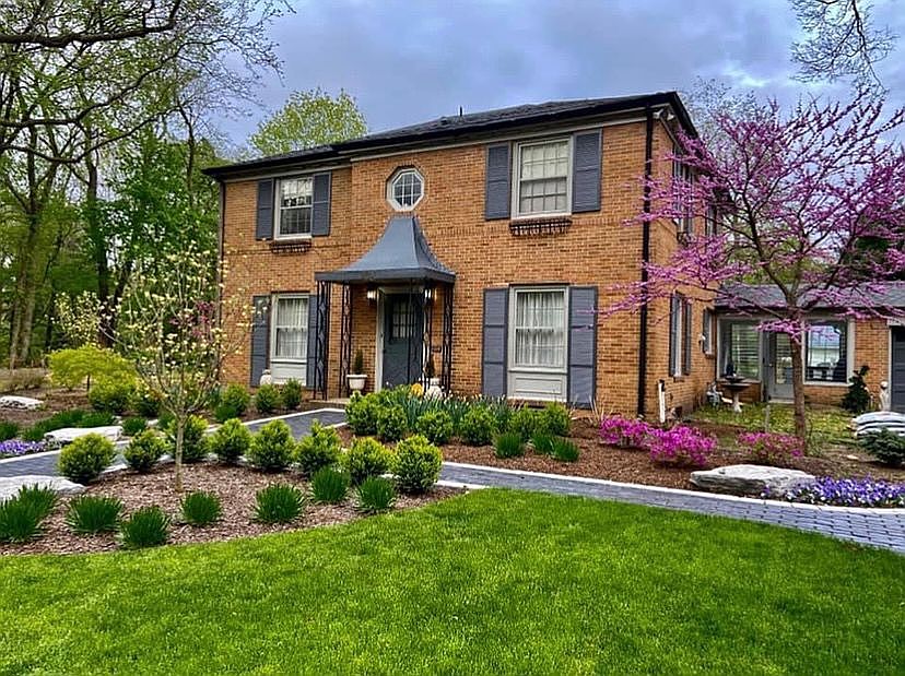 1st image of 2702 S Twyckenham Dr