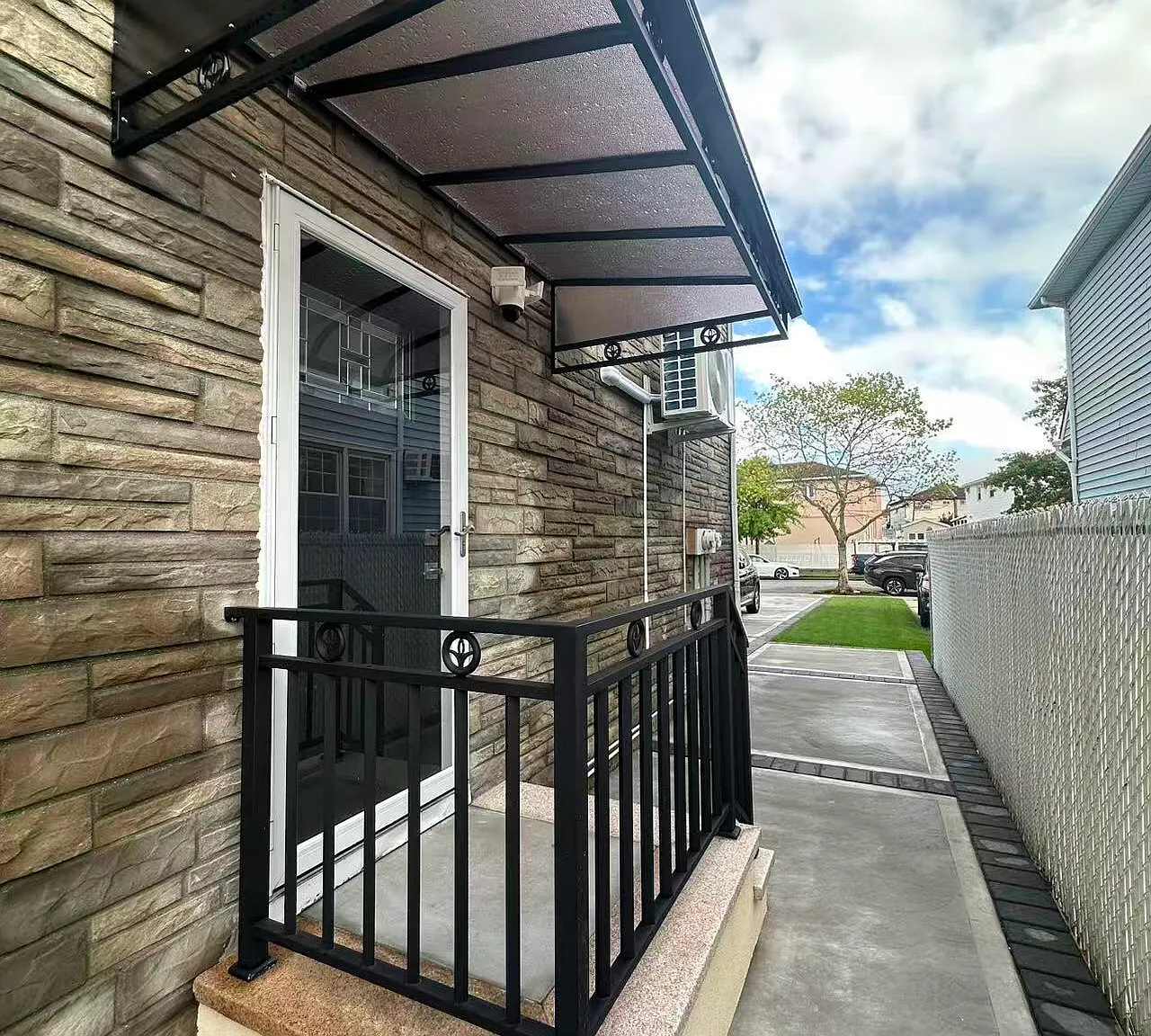 3 bed, 1.0 bath, 2652 sqft, $3,800 — Photo 3