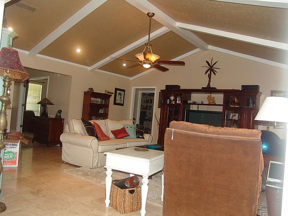 Family room w/fireplace