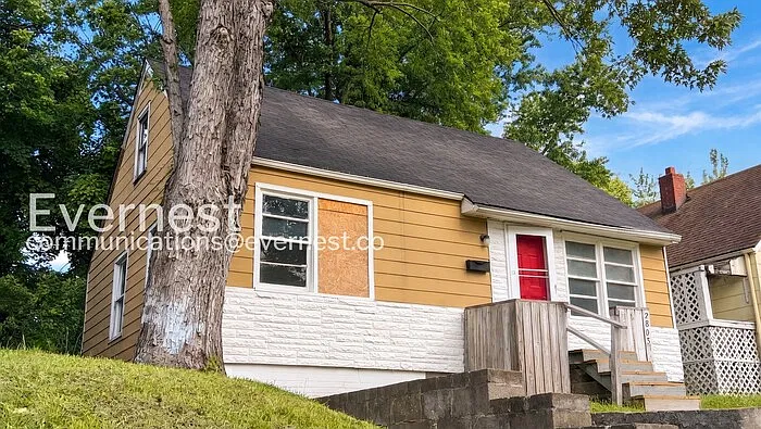 2833 Van Brunt Blvd — Photo 2