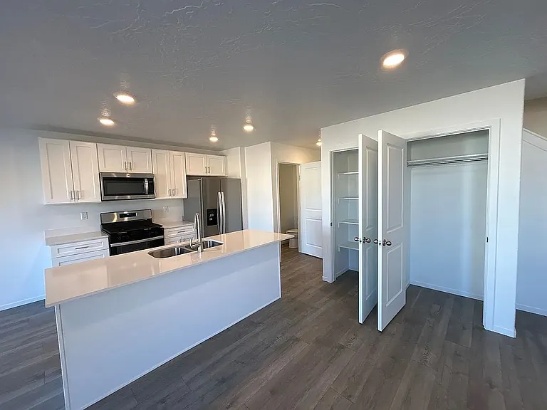 2974 W Graham Loop #1079 — Photo 2