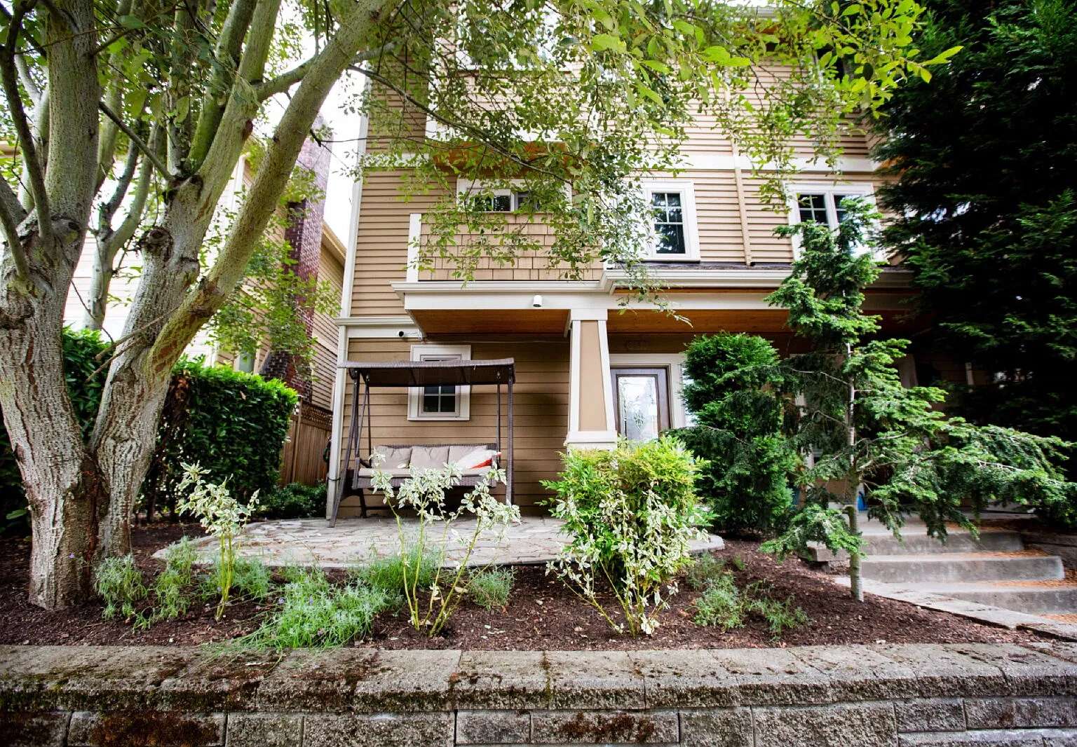 Gorgeous 3-Bed Capitol Hill Townhome With A/C, Garage & Partial Furnishings!- Available Now For Rent — Photo 2