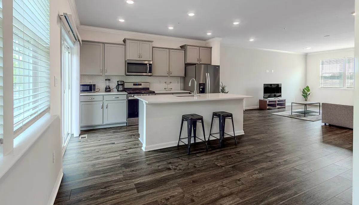 4 bed, 3.5 bath, 1980 sqft, $3,200 — Photo 2