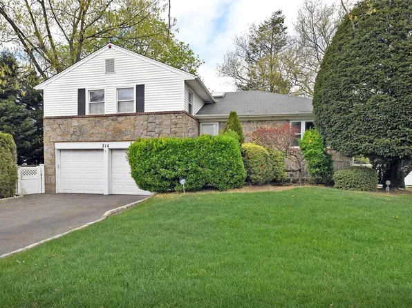 316 Cambridge Avenue, Garden City, NY 11530