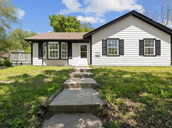 615 Cedar St, Pleasant Hill, MO 64080