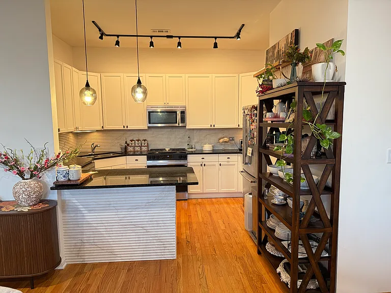 2136 W Monroe St #404 — Photo 7