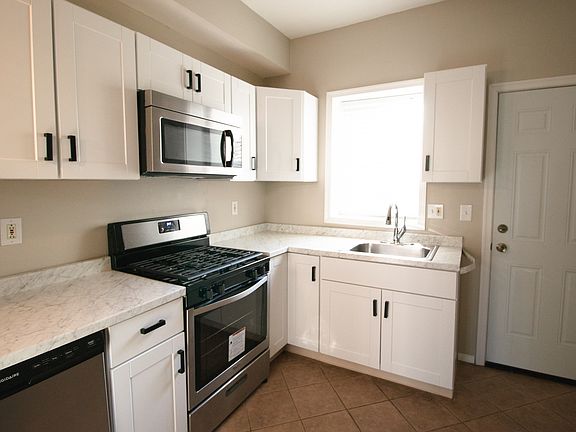 4th image of 2322 E Oakdale St
