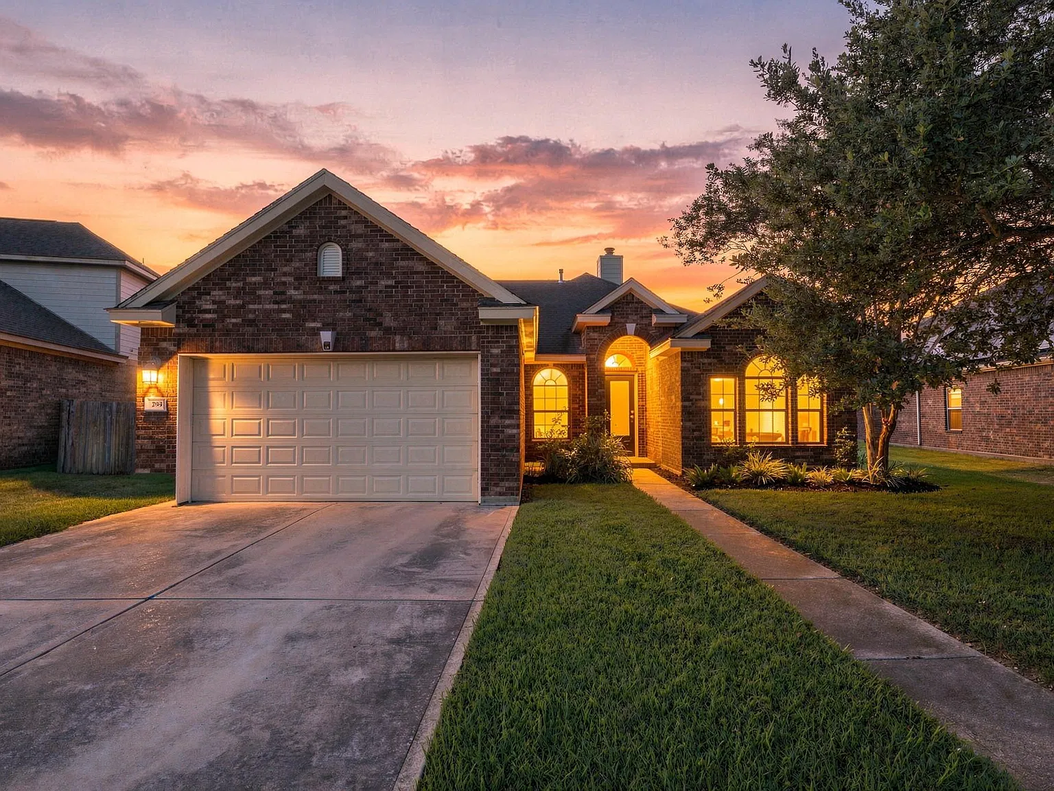 3 bed, 2.0 bath, 1977 sqft, $2,800 — Photo 1