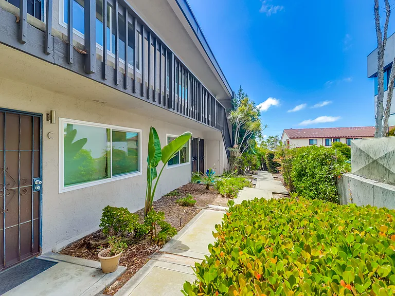 1024 Turquoise St #A — Photo 5