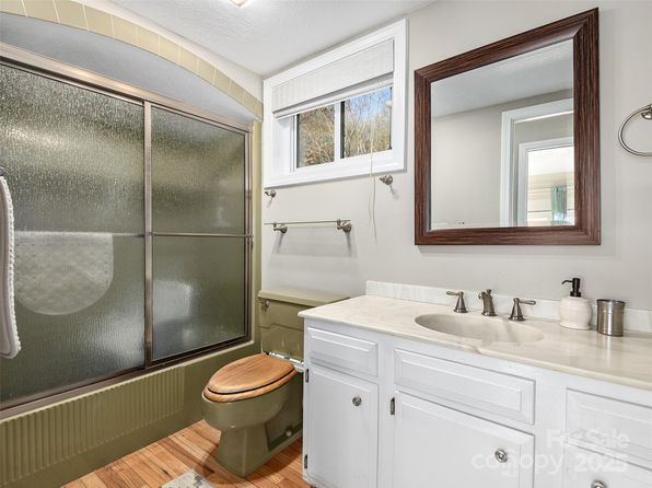516 Davis Mountain Rd, Hendersonville, NC 28739