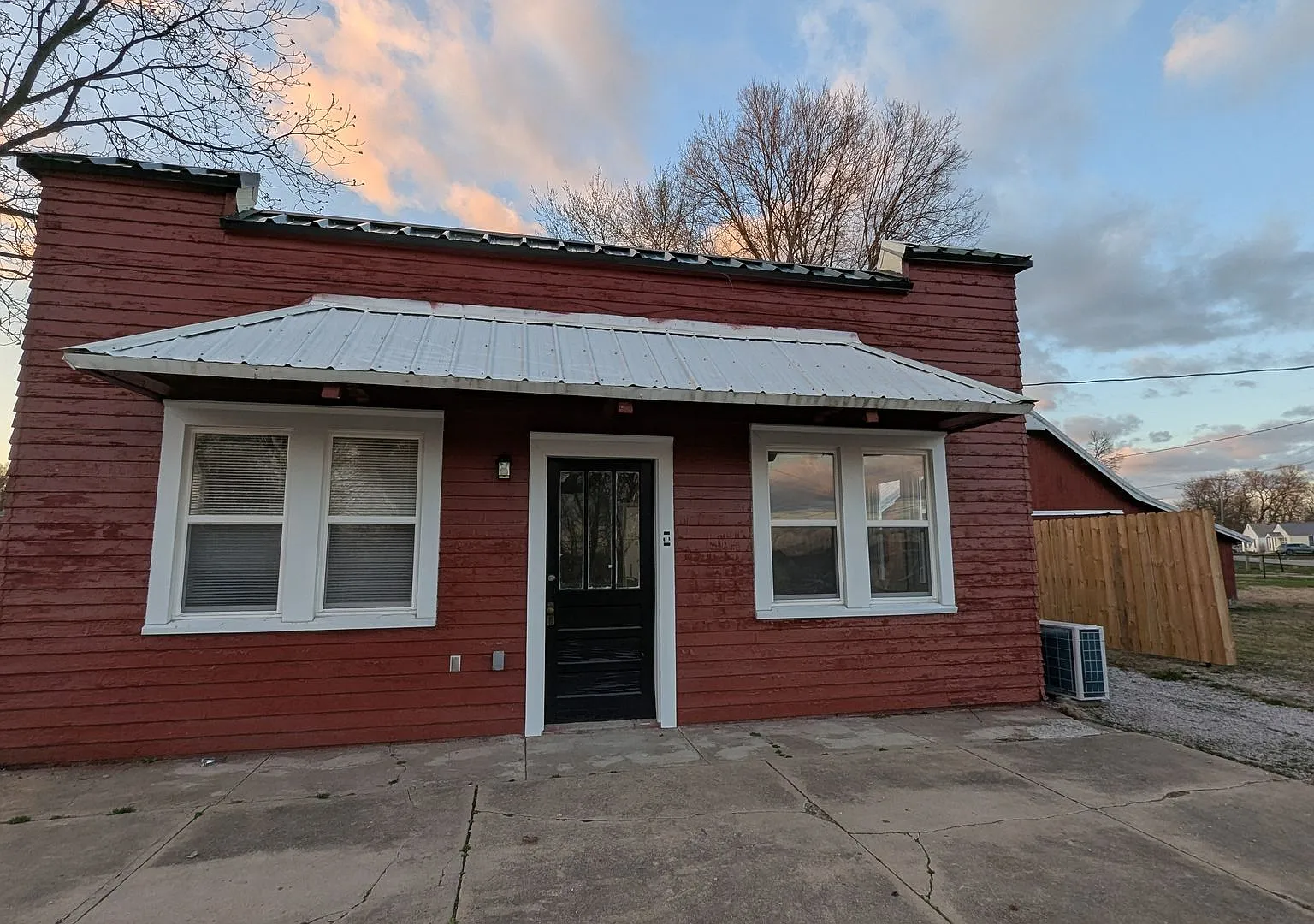 2 Bedroom Available - 410 E 6th, Lamar MO — Photo 1