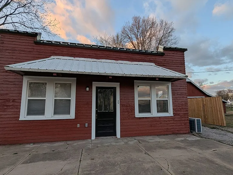 410 E 6th St — Photo 1