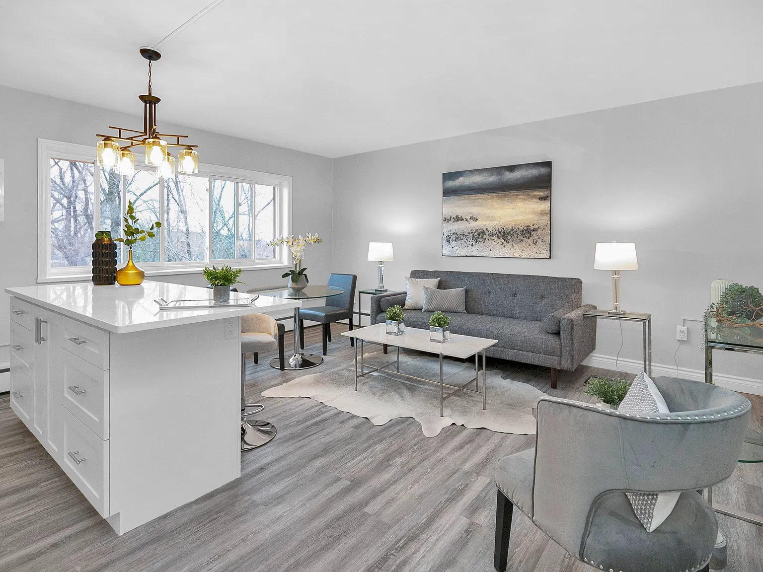 Spacious and Bright 1 Bedroom — Photo 3
