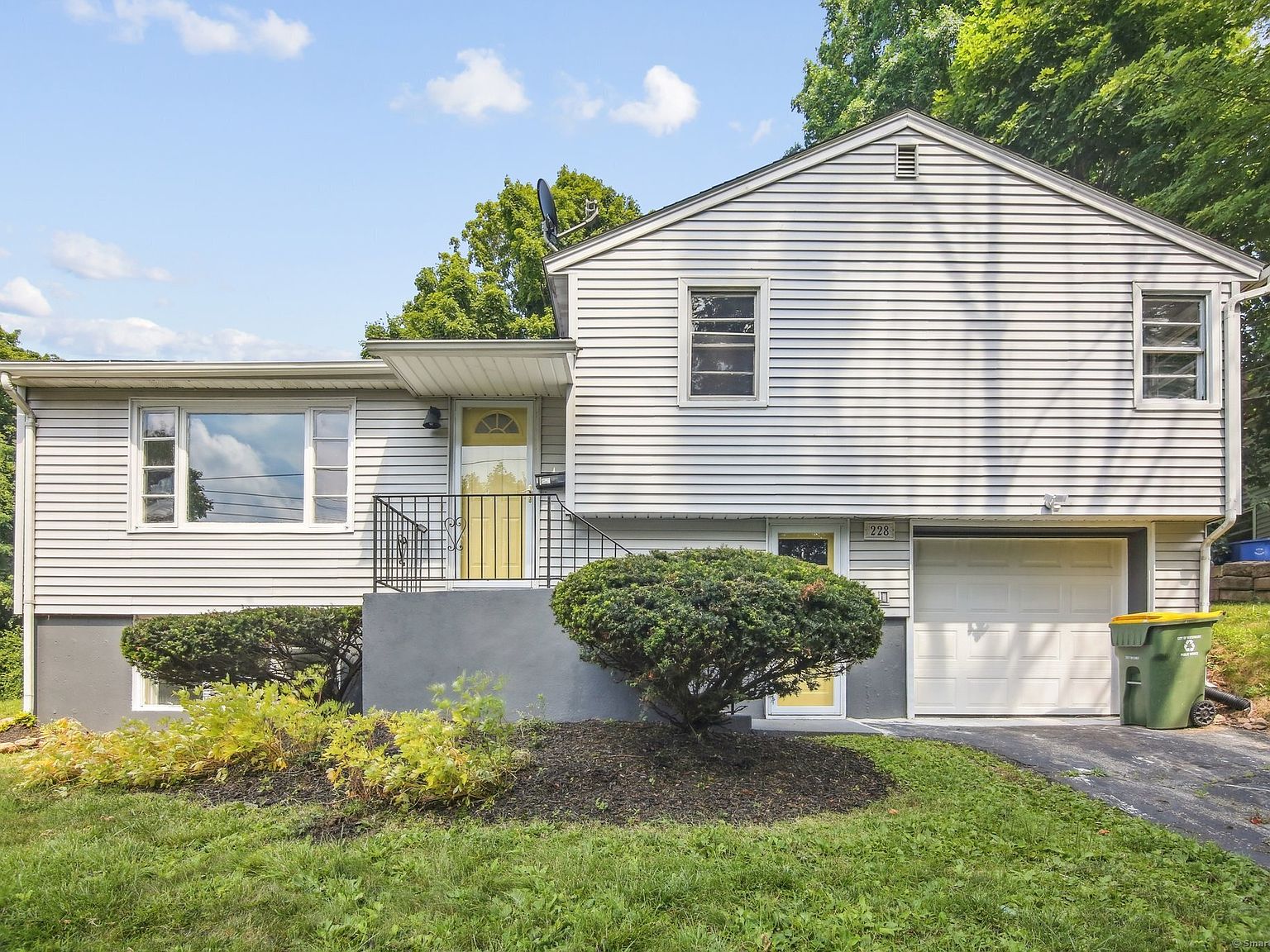 228 Fiske St, Waterbury, CT 06710 MLS 24032983 Zillow