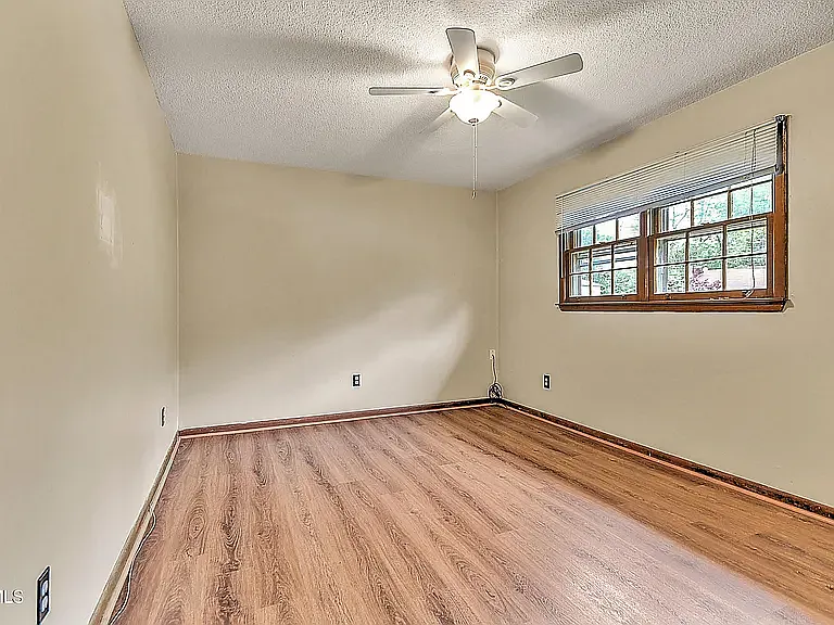 128 Sycamore Dr #128 — Photo 5