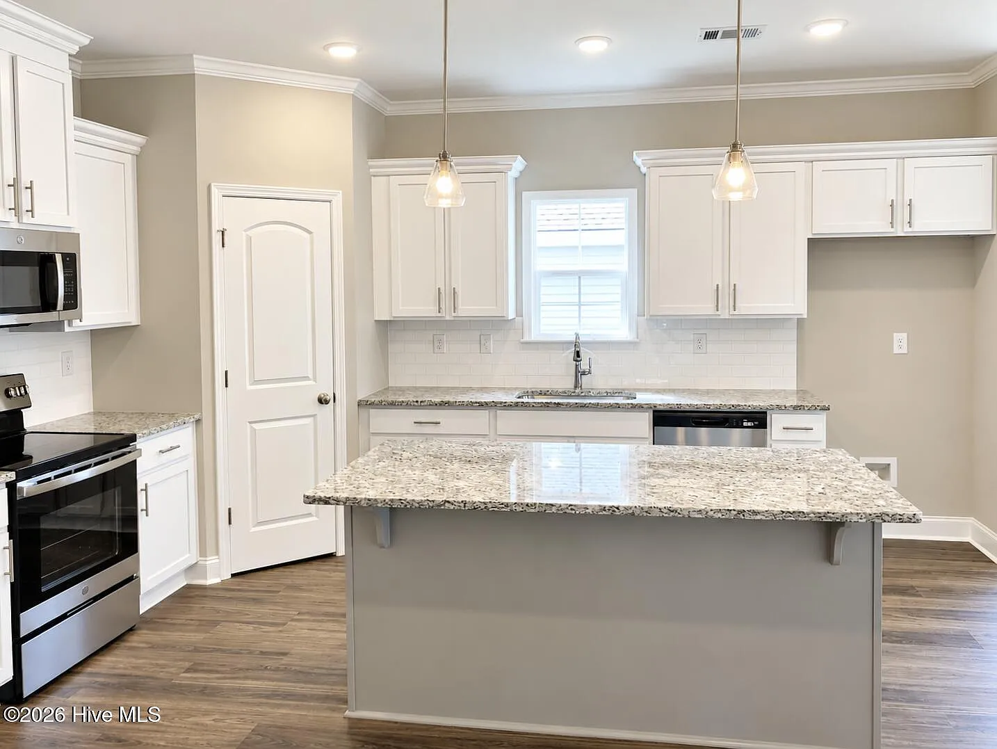 3 bed, 2.0 bath, 1741 sqft, $1,875 — Photo 3