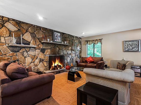 4th image of 47 Bonaventure Ave