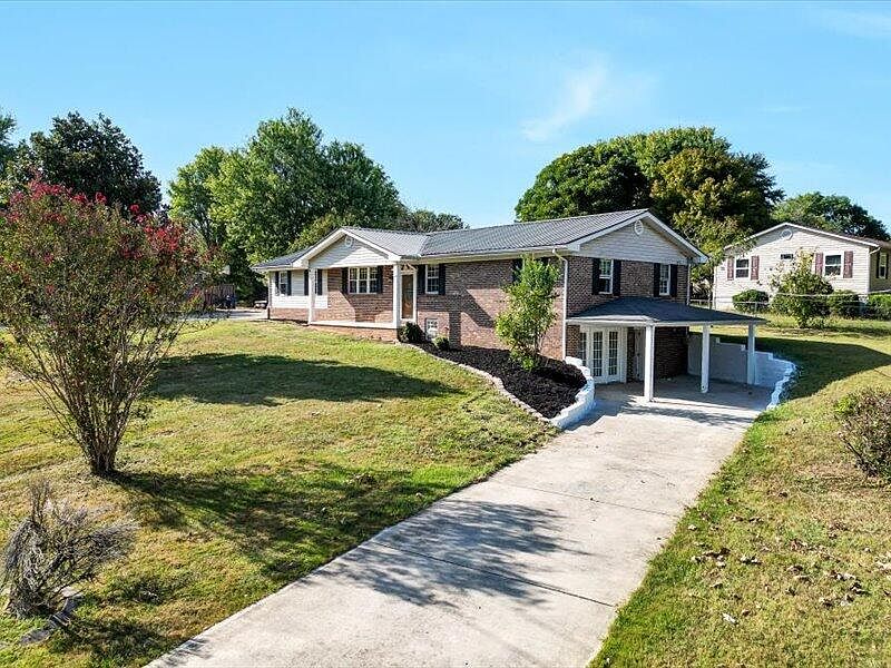 1st image of 210 Hunt Ln