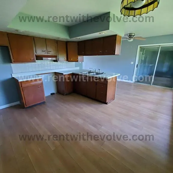 211 W Walnut St — Photo 6