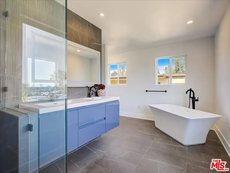 400 N Avenue 66 — Photo 22