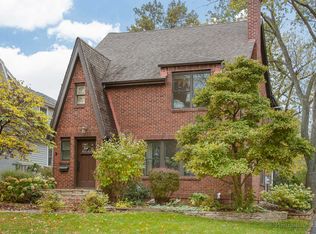 370 Grandview Ave, Glen Ellyn, IL 60137