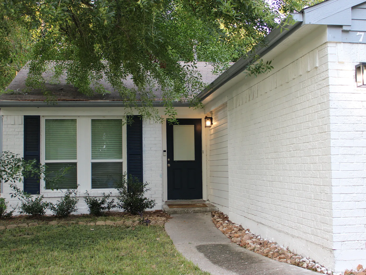 3 bed, 1276 sqft, $2,200 — Photo 2