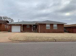 719 S 19th St, Clinton, OK 73601