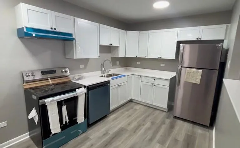 8646 S Roberts Rd — Photo 1