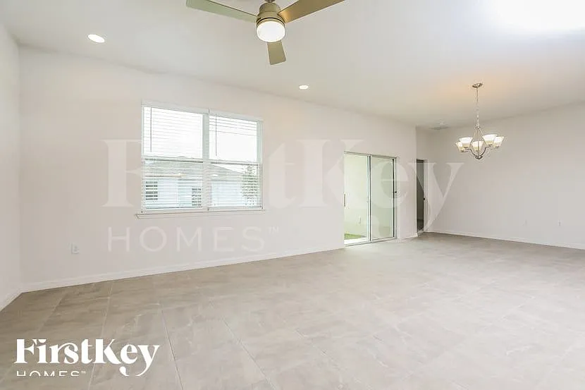 3 bed, 2.0 bath, 1795 sqft, $2,335 — Photo 2