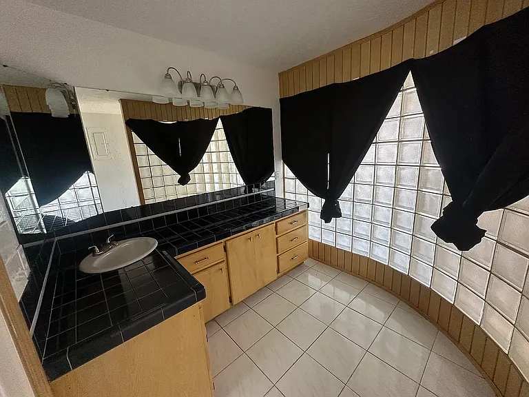 223 E Kerby Ave — Photo 12