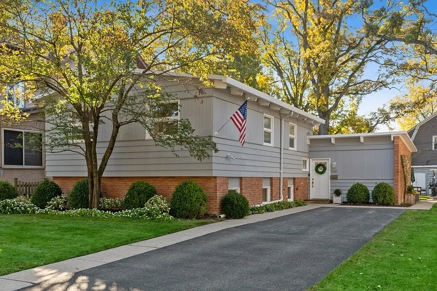 566 Hawthorn Ln photo 1