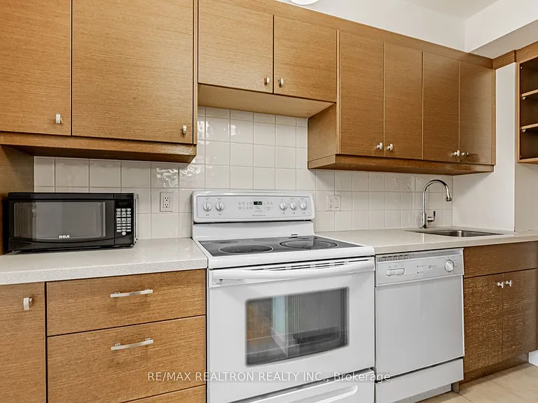284 Bloor St W #903 — Photo 2