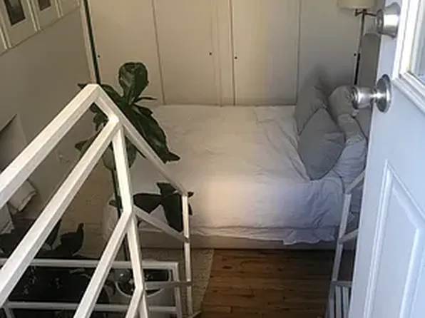 225 West 14th Street image 14 of 17