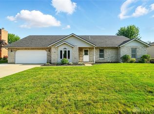 865 Copperfield Ln, Tipp City, OH 45371