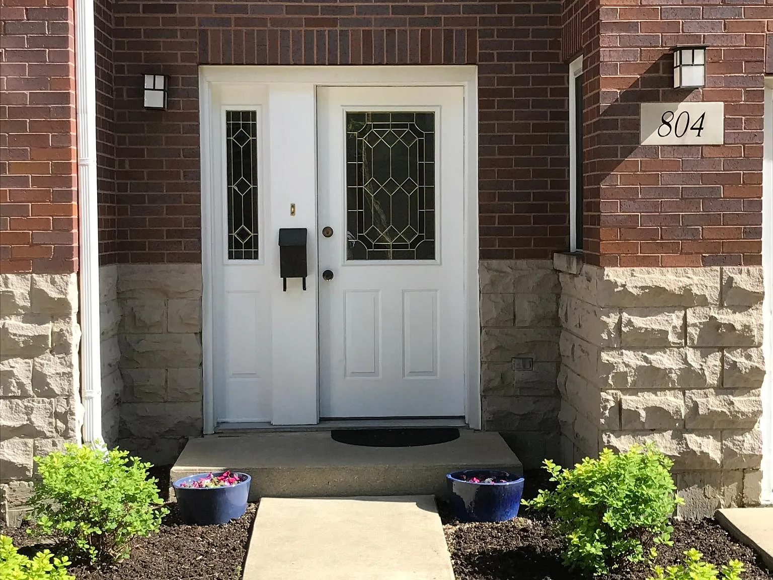 3 bed, 2.5 bath, 2050 sqft, $3,500 — Photo 2
