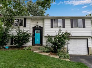 3907 Sharondale Dr, Hamburg, NY 14075