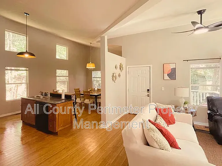 837 Forrest Cir SE — Photo 4