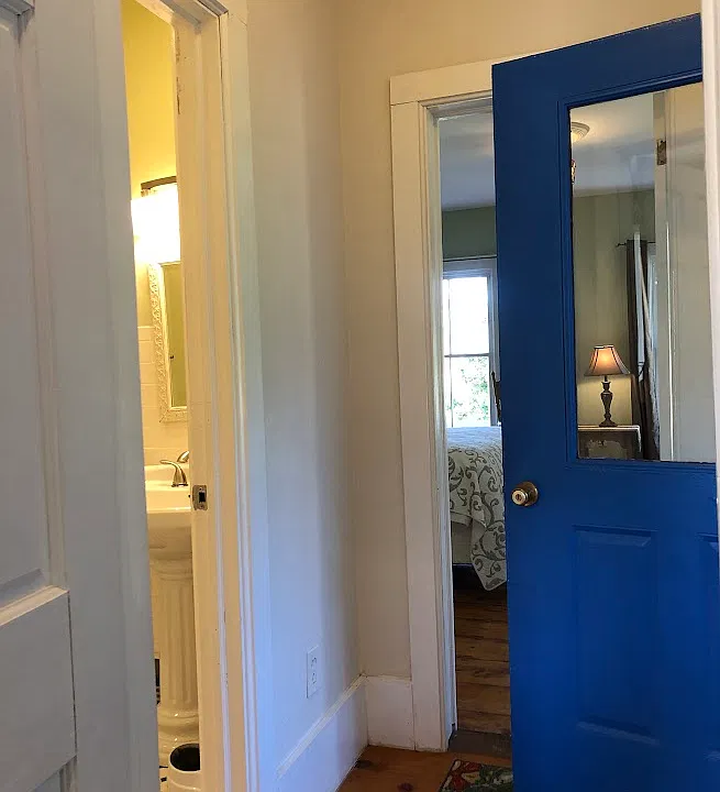 Private entrance
Foyer
Bedroom to the right
EIK to the left of foyer