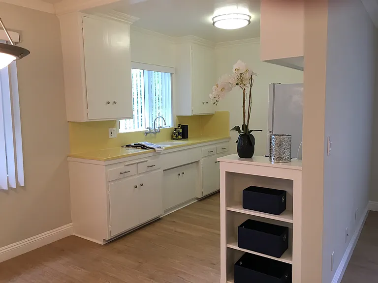 122 N Wetherly Dr — Photo 2