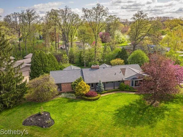 1322 Lake Crescent Dr, Bloomfield Hills, MI 48302