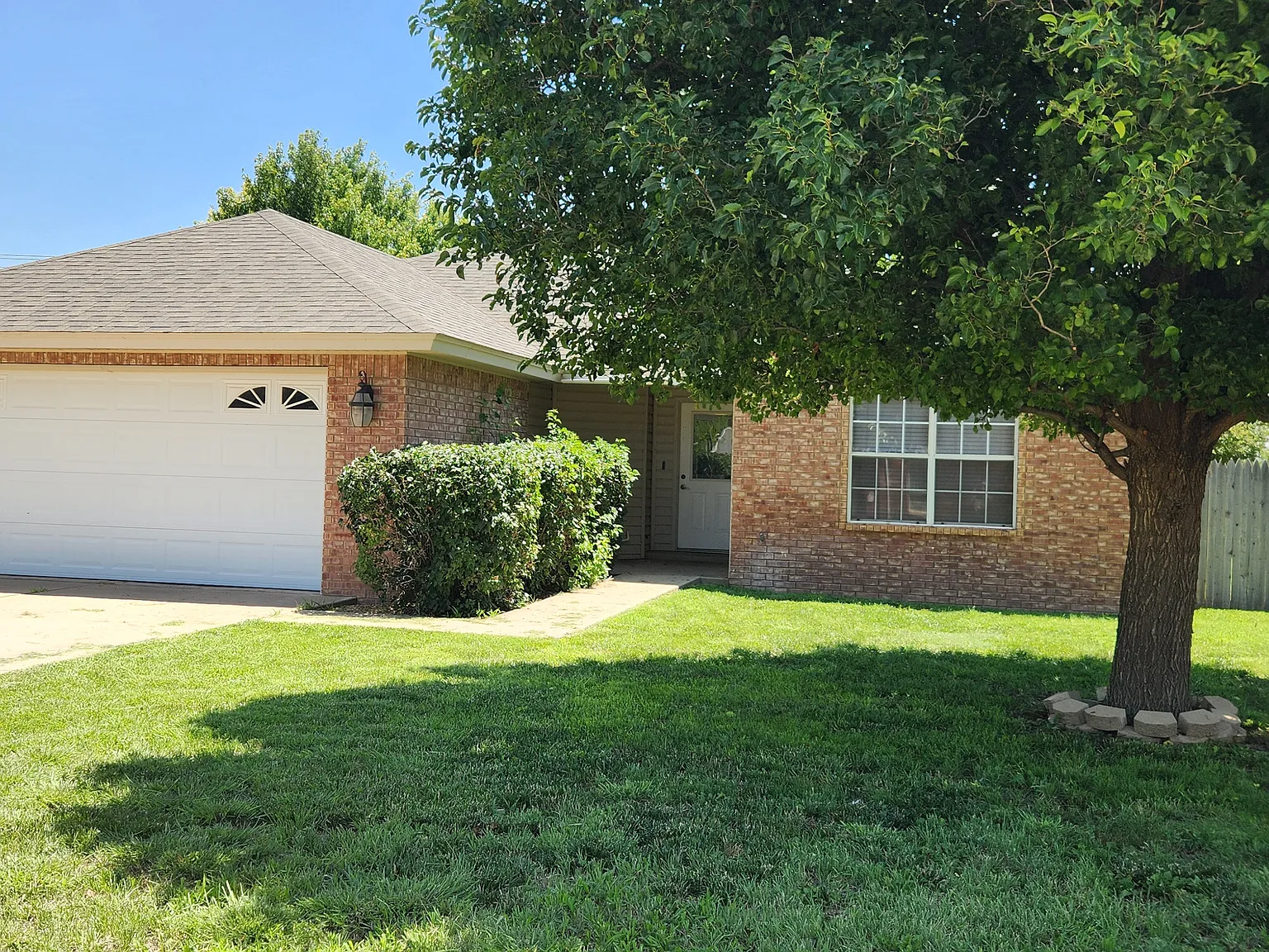 3 bed, 1400 sqft, $1,600 — Photo 2
