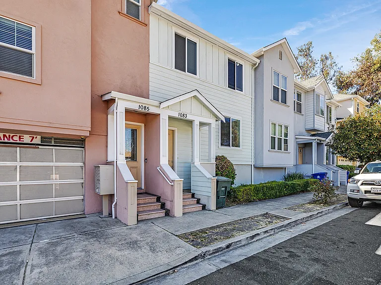1083 Hyde St — Photo 1