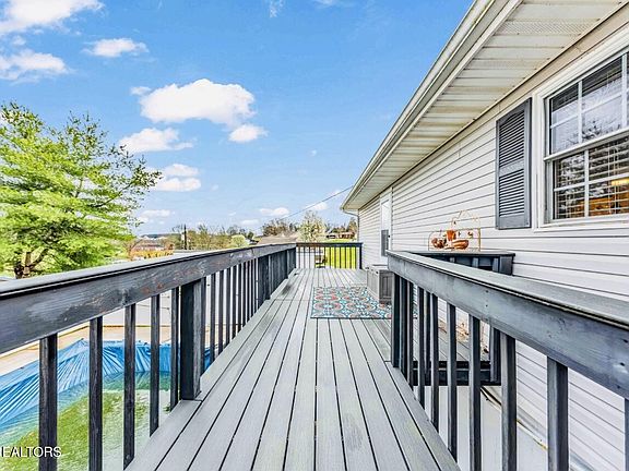 5th image of 327 River Bend Dr